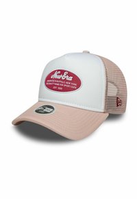 Gorra trucker blanca y rosa con malla trasera, visera curva y parche bordado rojo con texto. Incluye una etiqueta de la marca en el lateral.