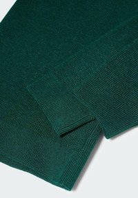 Manches de pull en tricot côtelé vert foncé se chevauchant sur une surface plane, montrant la texture et les détails des poignets.