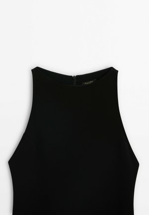 Czarna bezrękawnikowa sukienka o wysokim dekolcie, z zamkiem błyskawicznym z boku i gładką teksturą. Charakteryzuje się prostymi liniami, bez widocznych wzorów lub ozdób.