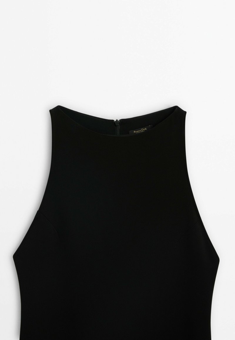 Robe sans manches noire avec un col haut, une fermeture éclair sur le côté et une texture lisse. Elle présente des lignes épurées sans motifs ni embellissements visibles.