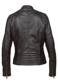 Bruine leren jas met een getailleerd ontwerp. Voorzien van een hoge kraag, naaddetails en ritssluitingen bij de manchetten. Gelaagde panelen bij de taille.