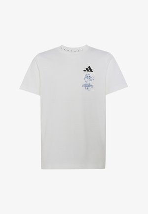 Biały t-shirt z krótkim rękawem z małą postacią Minecraft i logo adidas na lewej piersi.
