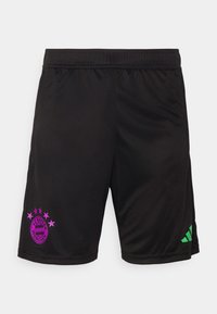 Pantaloni sportivi neri con logo rosa del FC Bayern Monaco e cinque stelle, e logo verde Adidas sul lato destro. Tessuto morbido.
