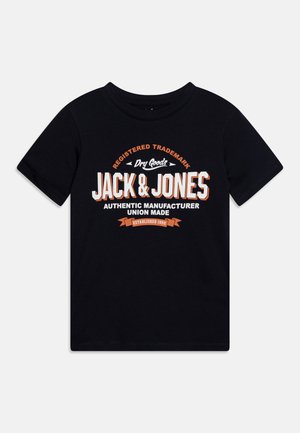 Camiseta de algodón negra con un estampado gráfico que presenta "JACK & JONES" en blanco y naranja, con cuello redondo y mangas cortas.