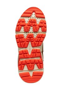 Podeszwa sneakersów w białej bazie z jasnopomarańczowymi gumowymi wzorami zwiększającymi przyczepność. Posiada otwory wentylacyjne oraz wytłoczone logo marki. Teksturowana dla lepszej przyczepności.