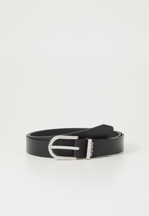Ceinture en cuir noir avec une boucle en métal argenté et un design lisse et plat. Le nom de la marque est embossé près de la boucle.