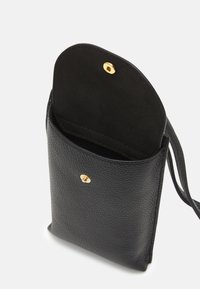 Černá kožená crossbody kabelka s texturou, otevřená, zabezpečená malým zlatým drukem, uvnitř s černou podšívkou.