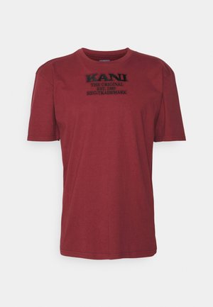 Bordowa koszulka z krótkim rękawem z czarnym napisem "KANI THE ORIGINAL EST. 1989 REG. TRADEMARK" na wysokości klatki piersiowej.
