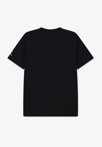 T-shirt noir à manches courtes avec un col rond, un dos uni et un logo blanc sur la manche gauche. Confectionné en tissu doux.