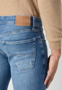 Tommy Jeans SCANTON SLIM - Vaqueros slim fit - denim medium