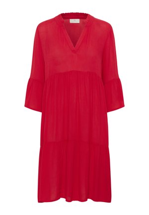 Kerge kangast punane kleit, millel on V-kaelus, kolmeveerandsed bell-sleeve'iga varrukad ja kihiline disain vooluva silueti saavutamiseks.