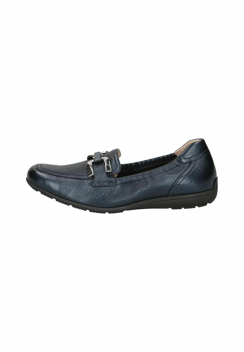 Scarpa slip-on in pelle blu navy con punta arrotondata, dettagli decorativi in fibbia argentata e superficie texturizzata. Suola in gomma nera flessibile.