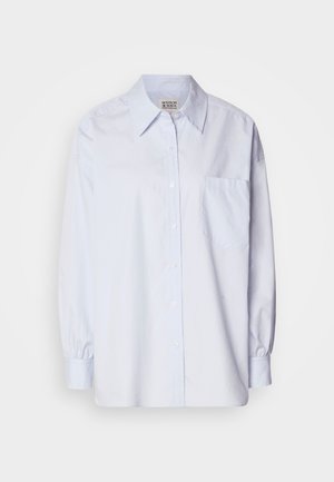 Camicia button-up azzurra chiara in cotone. Presenta un colletto a punta, maniche lunghe e una tasca sul petto. Tessuto liscio.