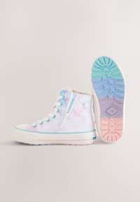Baskets montantes aux couleurs pastel avec un motif tie-dye. Caractérisées par une fermeture éclair latérale et une semelle en caoutchouc texturée aux nuances dégradées de bleu et de rose.