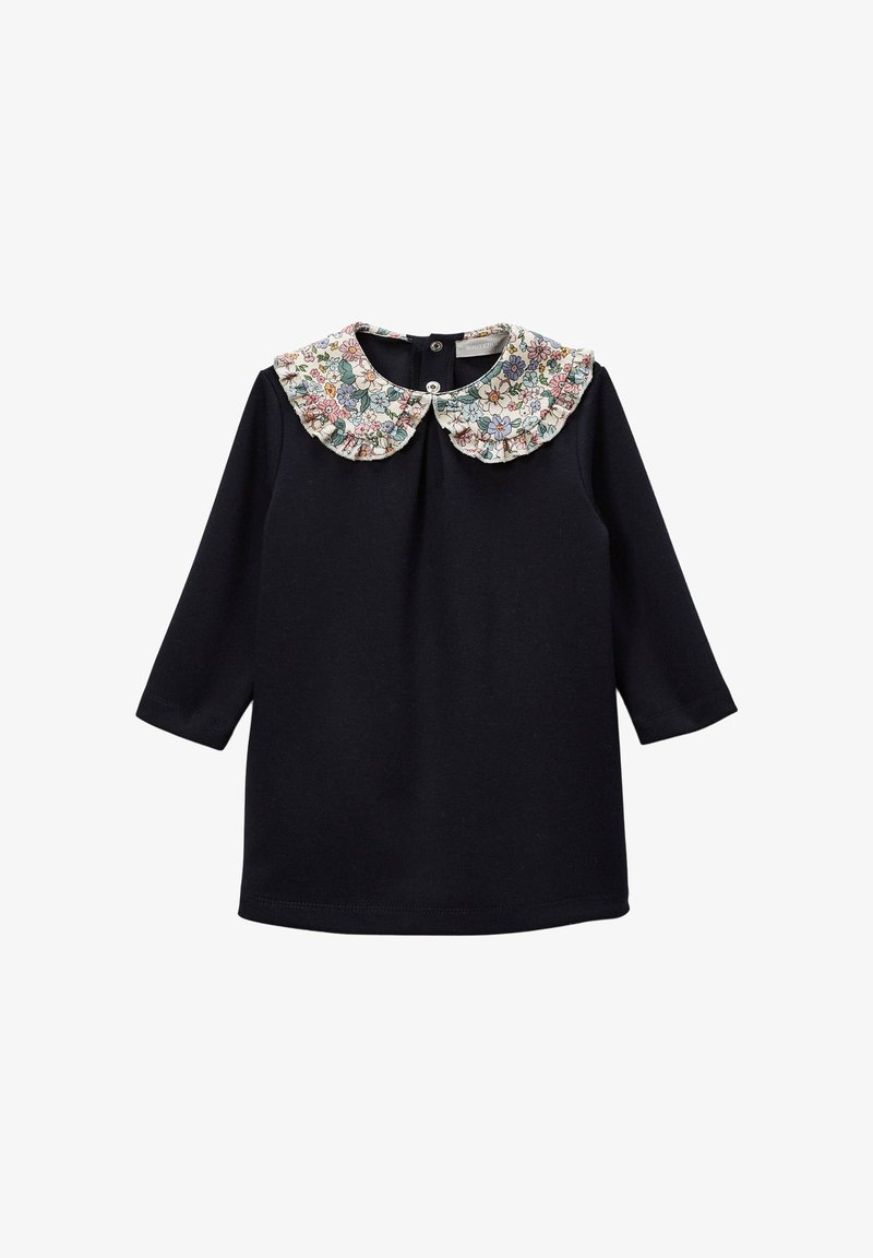 Robe bleu marine à manches longues, dotée d'un col à volants à motif floral et d'une fermeture à boutons au dos. Tissu doux avec des détails plissés.