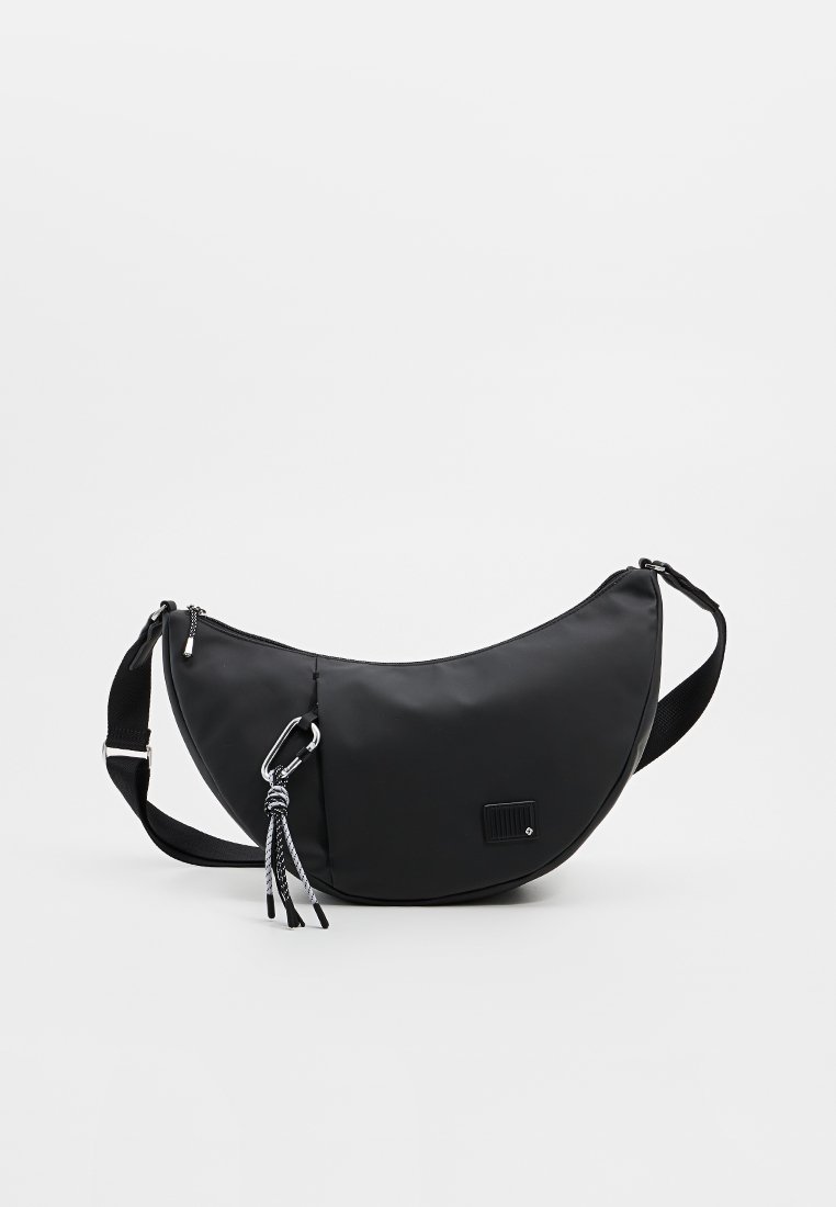 Schwarze Schultertasche mit geschwungenem Design, aus glattem synthetischen Material gefertigt. Verfügt über einen Reißverschluss, einen Schulterriemen und eine dekorative Quaste.