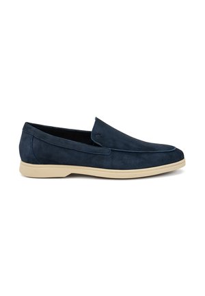Scarpe slip-on in suede blu navy con punta rotonda, suola in gomma beige a contrasto e dettagli di cucitura minimi sulla parte superiore.