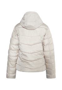 Lys beige puffer-jakke med hætte, der har quiltede sektioner og en glat, skinnende tekstur. Bagfra ses en tætsiddende silhuet.