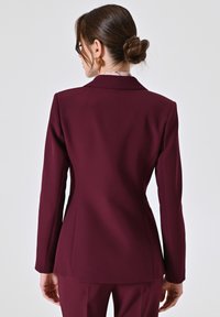 Blazer tailored borgogna con taglio slim, collo a 