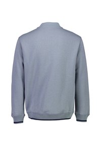 Lys blå sweatshirt med ribbet krave og manchetter. Glat stofstruktur, afslappet pasform og kontrastbånd i mørkt ved nederkanten.