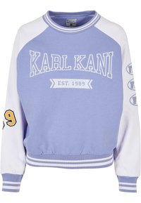 Fioletowa bluza z białymi rękawami raglanowymi, z nadrukiem "KARL KANI EST. 1989" w białych i żółtych akcentach, ściągacz przy szyi i na dole.