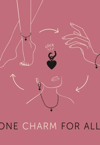 Ciondoli di gioielli neri esposti su uno sfondo rosa: cavigliera, collana e orecchini con forme a cuore e design a catena.