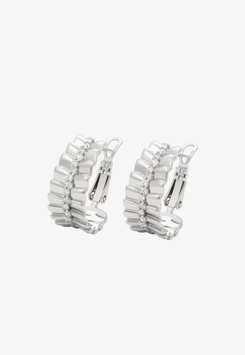Orecchini a cerchio in argento con un design rigato e una fila di gemme trasparenti lungo il centro. La chiusura è di tipo a leva.