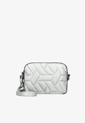 Bolso cruzado plateado con un patrón de espiga acolchado, forma rectangular, material sintético y una correa ajustable. Detalles en negro.