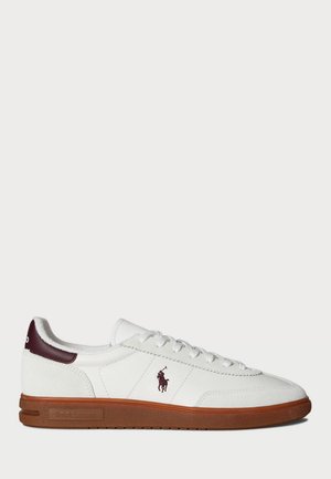 Valged sneaksid burgundi aktsentidega, tekstureeritud nubukipealsega, sidumisnööriga ja kummist tallaga, millel on kontrastne pruun riba.