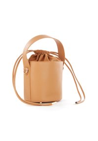 Sac seau en cuir tan avec fermeture à cordon, surface lisse et forme arrondie. Équipé d'une bandoulière détachable et d'un intérieur doux.