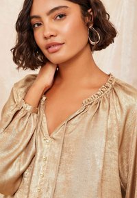 Friends Like These LONG SLEEVE BUTTON FRONT FOIL - Bluse - gold