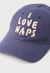 Σκούφος από βαμβάκι σε ναυτικό μπλε με κεντημένο εκρού κείμενο "I LOVE NAPS." Διαθέτει καμπυλωτό γείσο και οπές αερισμού στο πάνω μέρος.