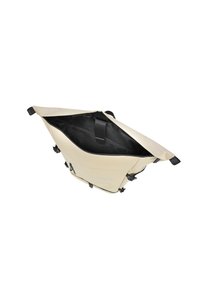 Nákupní taška v béžovém voděodolném materiálu s černým interiérem. Disponuje horním zavíráním a několika popruhy pro nošení. Na boku jsou kapsy se zipem.