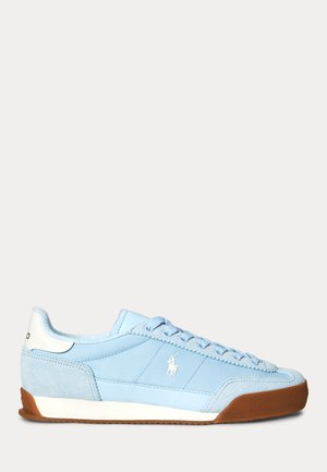 Sneakers blu chiaro realizzati in suede e tessuto, con suola in gomma, chiusura con lacci e un dettaglio del logo sul lato.