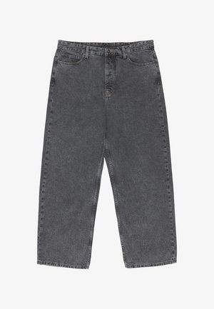 Sorte, falmede jeans med vide ben, forreste knapper, bæltestropper og fem-lommer design, lagt fladt på hvid baggrund.