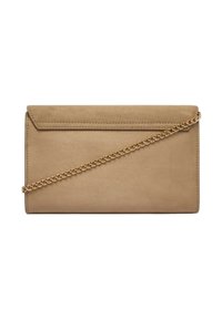 Beige värinen clutch-laukku, jossa on sileä mokkanahkapinta, taitettava läppä ja kultainen ketjuhihna. Laukku on tyyliltään selkeälinjainen ja minimalistinen.