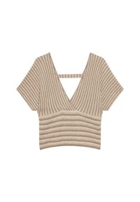 Top corto beige con un diseño acanalado texturizado, escote en V y mangas cortas con un detalle de tirante en la parte posterior.