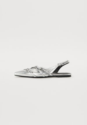 Slingback-Schuhe aus metallic-farbenem silbernem Leder mit spitzem Zehenbereich. Mit überkreuzten Riemen und flacher Sohle.
