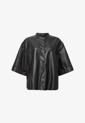 Czarna skórzana kurtka z krótkim rękawem, kołnierzem typu mandarynka, zapięciem na guziki z przodu i gładką fakturą. Posiada zakrzywiony karczek i luźny krój.