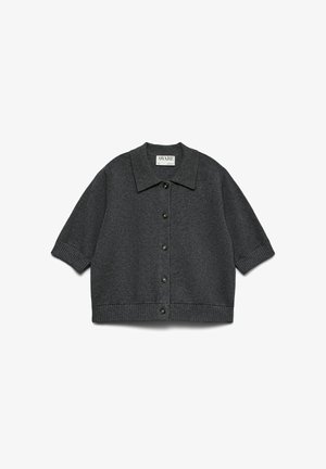 Donkergrijze, kortärmige cardigan van zachte stof. Kenmerkt een kraag, een knoopsluiting aan de voorkant en een ribgebreide zoom en manchetten voor textuur.