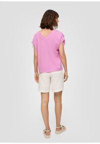 s.Oliver MIT BINDEDETAILS - Print T-shirt - rosa