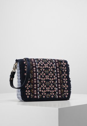 Granatowa torebka z kwiatowym haftem w kolorach czerwonym, białym i żółtym, z odpinanym czarnym paskiem i teksturowanym panelem bocznym.