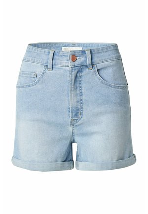 Pantalones cortos de mezclilla azul claro con una cintura alta, dobladillos enrollados, cinco bolsillos y un detalle de botón marrón en la parte delantera.