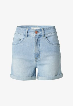 Pantalones cortos de mezclilla azul claro con una cintura alta, dobladillos enrollados, cinco bolsillos y un detalle de botón marrón en la parte delantera.