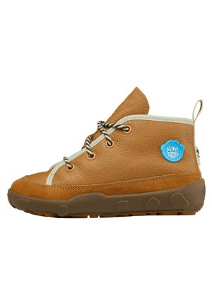 Braune Leder-Ankle Boots mit einer Wildleder-Spitze, weißen Akzenten und einer strukturierten Gummisohle. Sie verfügen über graue und weiße gemusterte Schnürsenkel und ein blaues Logo.