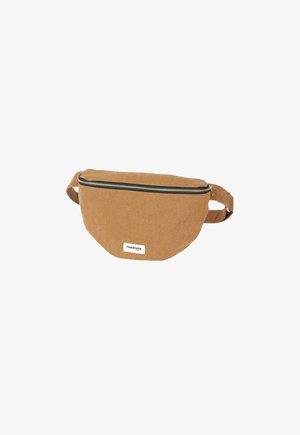 Sac banane en tissu marron avec une forme courbée, comportant une fermeture éclair noire et une petite étiquette blanche avec le nom de la marque. Surface texturée.