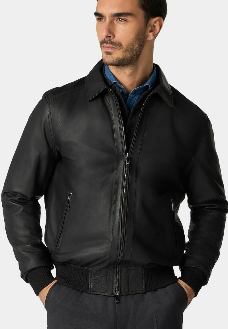 Černá kožená bomber bunda se zipem vpředu, dvěma bočními zipovými kapsami a žebrovanými manžetami a spodním lemem. Hladký povrch s klasickým designem.
