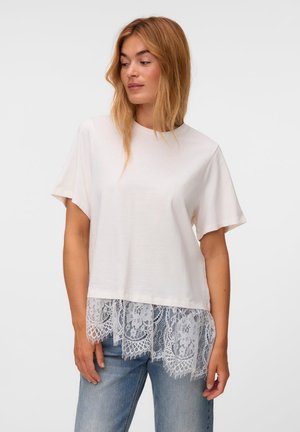 Vero Moda, VMBRIT SS O-NECK LACE T-SHIRT JRS - Тениска с щампа - snow white