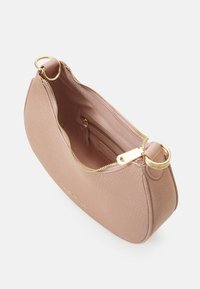 Rosa läderhandväska med texturerad yta, guldfärgad hårdvara, dragkedjestängning och innerficka. Har en rundad form och sidoringdetaljer.