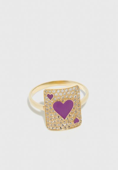 Bague en ton or avec un visage carré orné de formes de cœur violettes et de strass transparents sur la surface. Anneau lisse.